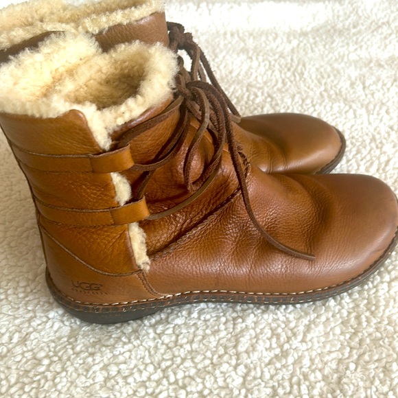 UGG Tan Ankle Boots with Cream Fleece - Picture 3 of 11